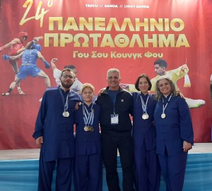 Ο προπονητής Μάνος Ταμιωλάκης με την ομάδα του Τάι Τσι